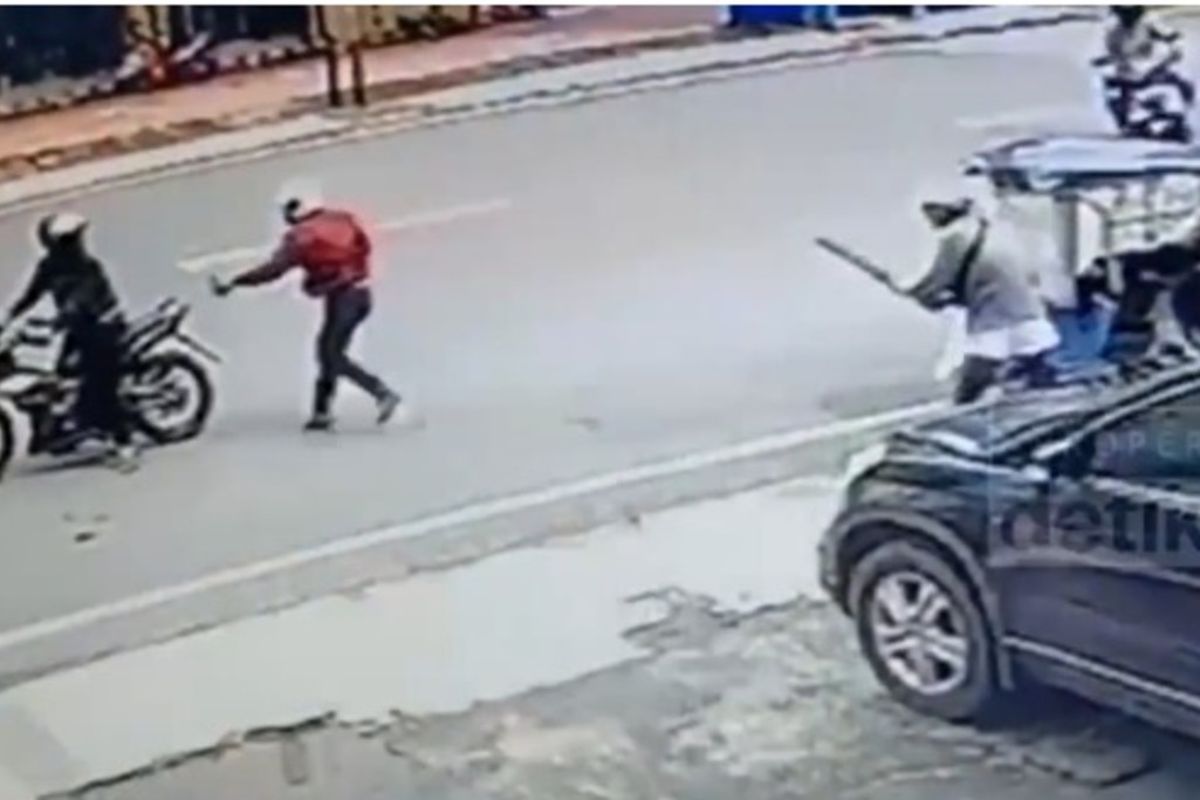 Dua orang pelaku perampok seorang kakek usai ambil uang di bank di Makassar sempat terekam kamera CCTV.