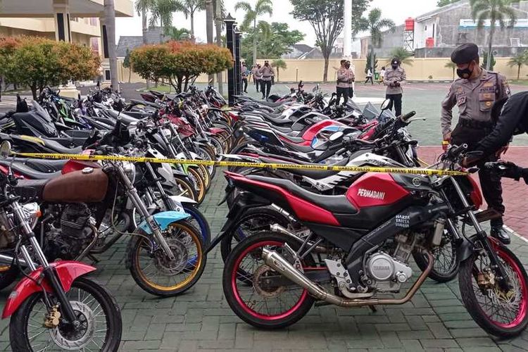 Puluhan kendaraan motor berknalpot brong di Magetan terjaring operasi Zebra yang digencarkan di wilayah perbatasan Jawa Tengah – Jawa TImur.