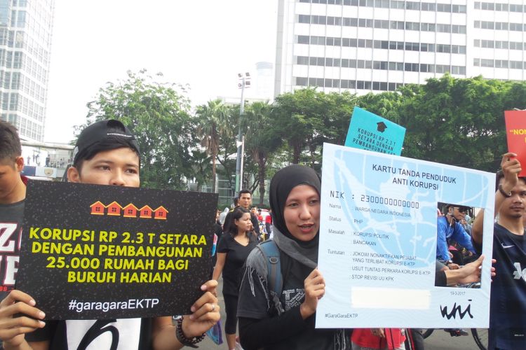 Sejumlah orang yang mengatasnamakan Gerakan Satu Padu Lawan Koruptor menyerukan upaya pengusutan kasus dugaan korupsi e-KTP saat car free day di Bundaran Hotel Indonesia, Minggu (19/3/2017).