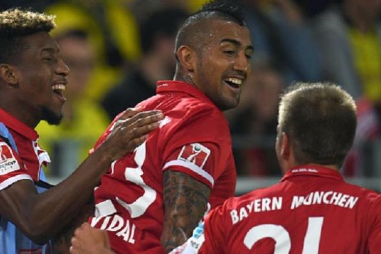 Bersama Kingsley Coman dan Philipp Lahm, Arturo Vidal merayakan gol Bayern Muenchen ke gawang Borussia Dortmund pada Piala Super Jerman 2016, Minggu (14/8/2016). 