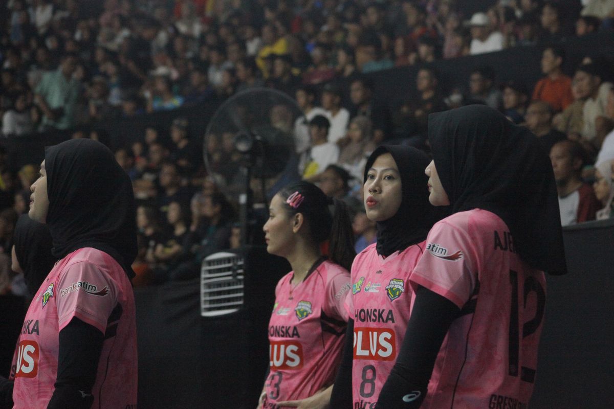 Megawati Hangestri Pertiwi (nomor 8) menjadi pemain cadangan saat Gresik Petrokimia melawan Jakarta Electric PLN dalam final four ProLiga 2025 di GOR Sritex Arena, Solo, Jawa Tengah, Sabtu (3/5/2025).