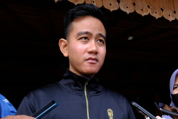 Wali Kota Solo Gibran Rakabuming Raka gunakan jaket merchandise Piala Dunia U20 2023 di Indonesia, saat di DPRD Solo, Rabu (29/3/2023).