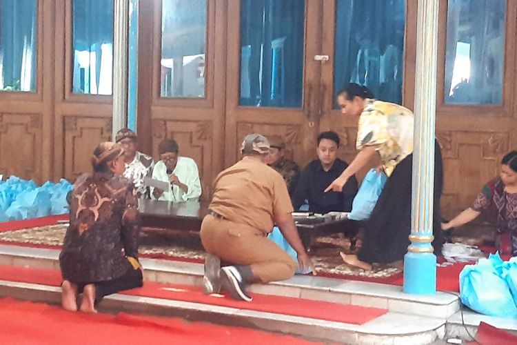 PB XIV Purboyo Bagi Sembako dan Uang Rp 14 Ribu ke Abdi Dalem, Murni Dana Pribadi