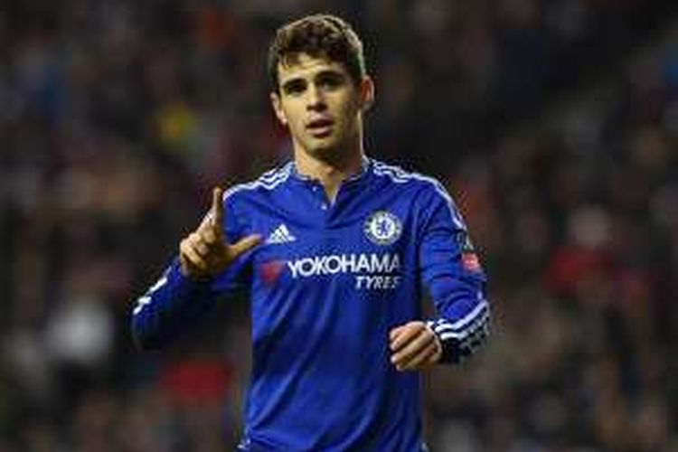 Gelandang Chelsea, Oscar, melakukan selebrasi usai membobol gawang MK Dons, pada laga putaran keempat Piala FA di Stadion MK, Minggu (31/1/2016).