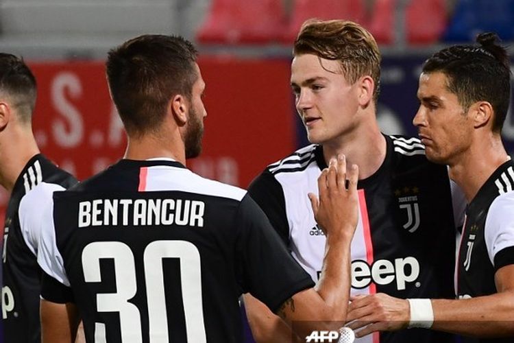 Penyerang Juventus Cristiano Ronaldo merayakan golnya ke gawang Bologna bersama Rodrigo Bentancur, Matthijs de Ligt, dan Mattia De Sciglio, pada lanjutan pekan 27 Liga Italia di Stadion Renato DallAra, Selasa (23/6/2020) dini hari WIB. 