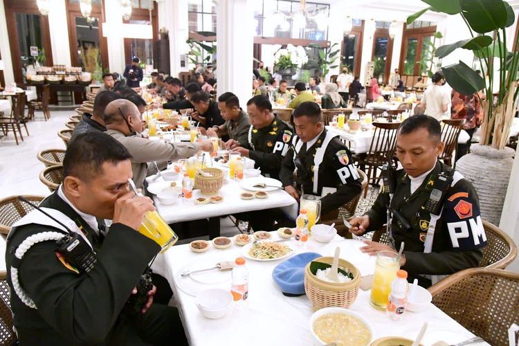 Tim pengawal rombongan Presiden Joko Widodo diajak makan malam bersama oleh Jokowi dan Ibu Iriana Jokowi di tengah rangkaian kunjungan kerja di Jawa Timur, Senin (6/2/2023) malam.