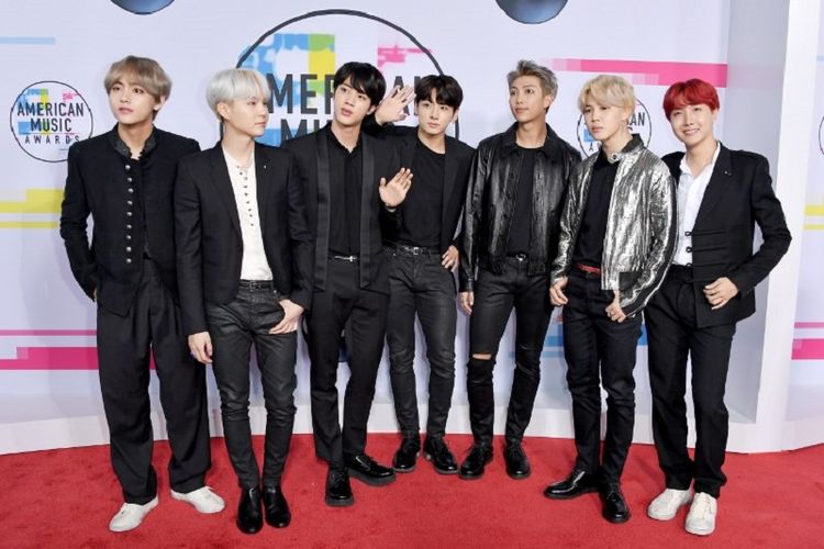 Boyband asal Korea Selatan BTS menghadiri American Music Awards 2017 yang diselenggarakan di at Microsoft Theater, Los Angeles, California, Minggu (19/11/2017).