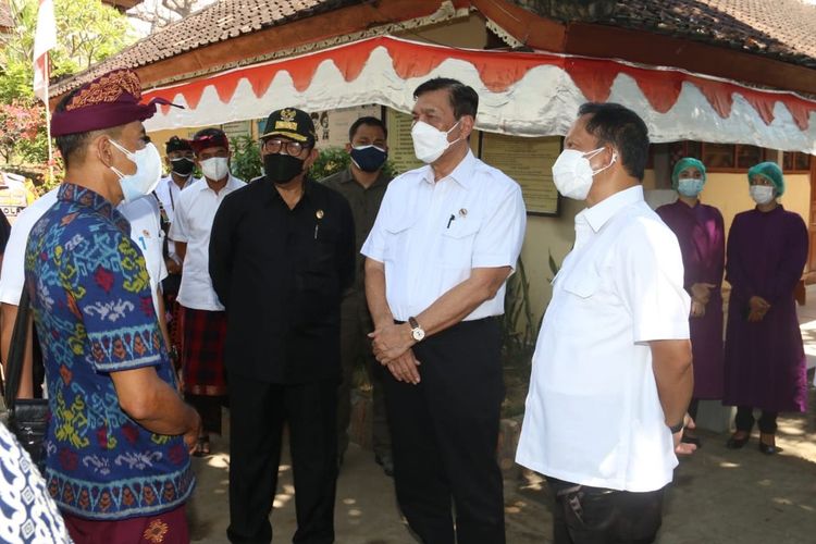Menteri Dalam Negeri Tito Karnavian (kanan) saat meninjau lokasi isolasi pasien Covid-19 di Bali, Kamis (12/8/2021). 