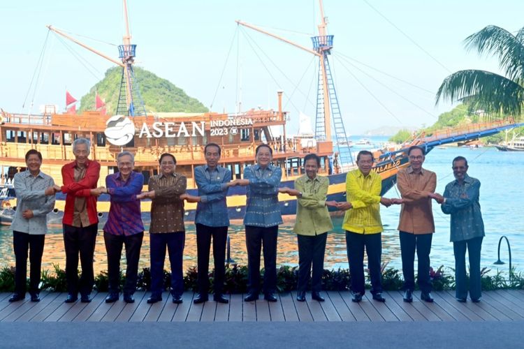 Presiden Joko Widodo dan para pemimpin ASEAN yang mengenakan kemeja dari kain songke berfoto bersama di Labuan Bajo, NTT, pada Kamis (11/5/2023). 