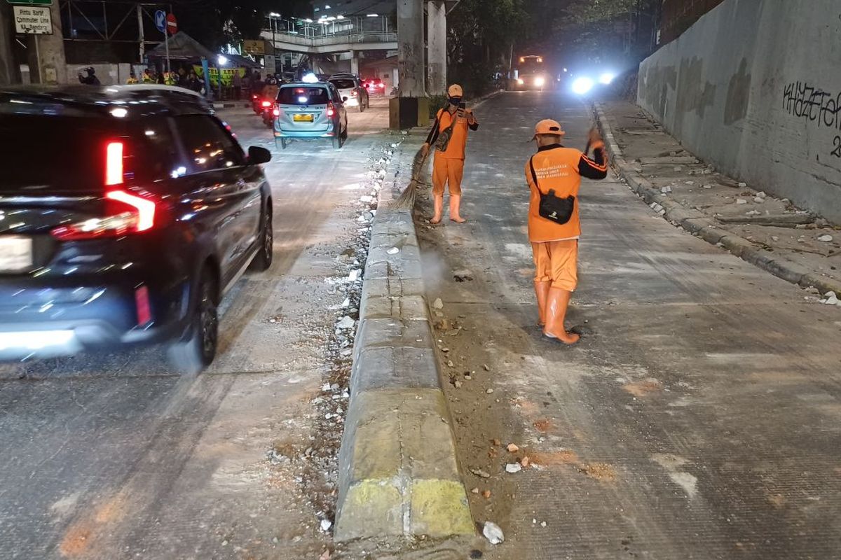 Petugas Penanganan Prasarana dan Sarana Umum (PPSU) tengah membersihkan sisa-sisa tawuran di kawasan Manggarai, Tebet, Jakarta Selatan, Kamis (19/10/2023).