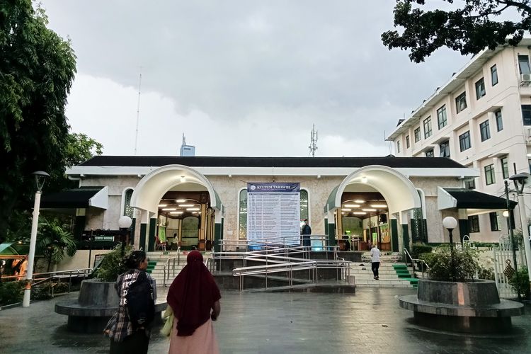 Pengurus Masjid Agung Sunda Kelapa menjadi pemandu tim  saat berkunjung.