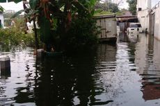 Belasan Mobil di Ciracas Terendam Banjir Luapan Waduk Rawa Babon