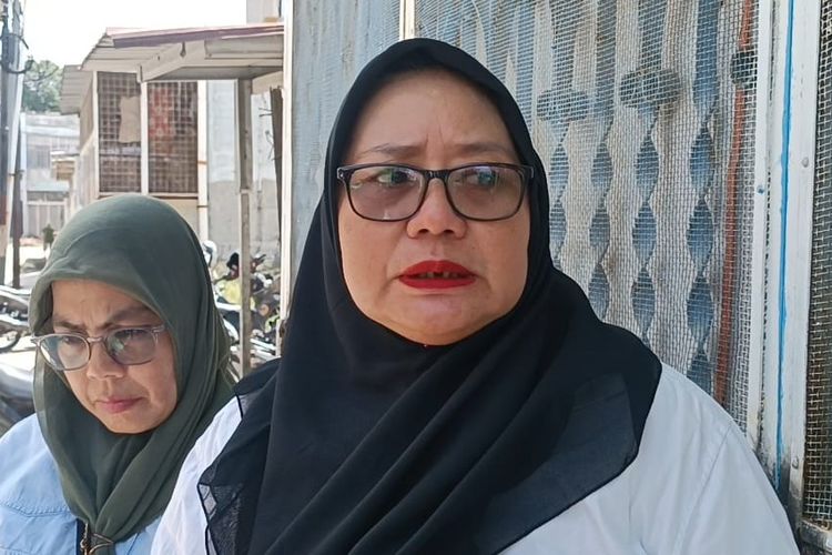 Kepala Lingkungan IV, Kelurahan Panda Hulu, Wiwid Syafitri saat diwawancarai di Jalan Badak, Kecamatan Medan Area, Kota Medan pada Rabu (23/10/2024) 