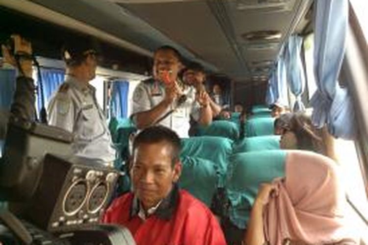 Kepala Suku Dinas Perhubungan Jakarta Selatan jam 10.00 WIB melakukan sidak dengan 60 anggota Dinas Perhubungan. Pengecekan.yang dilakukan antara lain surat menyurat dam kelayakan jalan, Jakarta, Kamis (25/7/2013).