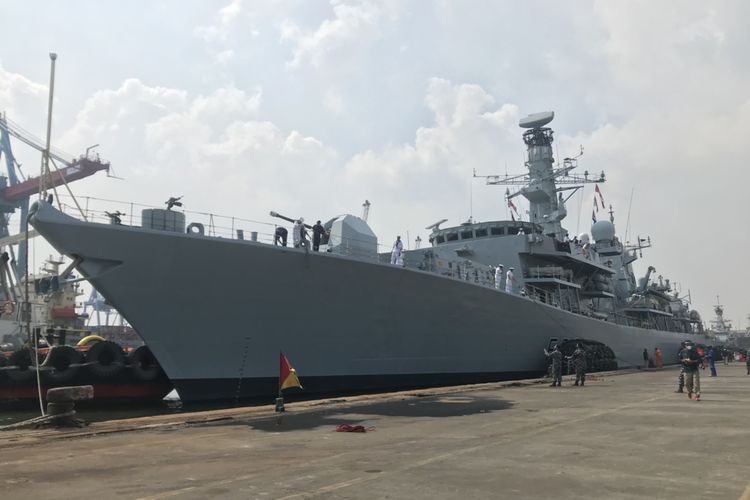 Kapal Perang Angkatan Laut Inggris HMS Richmond bersandar di Jakarta International Container Terminal (JICT), Jumat (8/10/2021). 