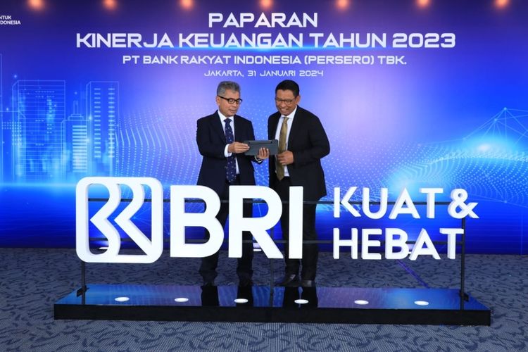 Direktur Utama BRI Sunarso (kiri) dalam Paparan Kinerja Keuangan Tahun 2023 di Jakarta, Rabu (31/1/2024). 