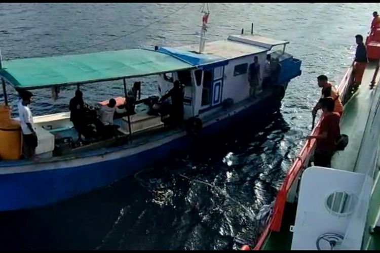 Tim SAR berhasil menemukan kapal ikan KM Inka Mina yang hanyut di perairan Raja Ampat karena mati mesin pada Minggu (6/11/2022). Seluruh ABK atau sembilan orang selamat.