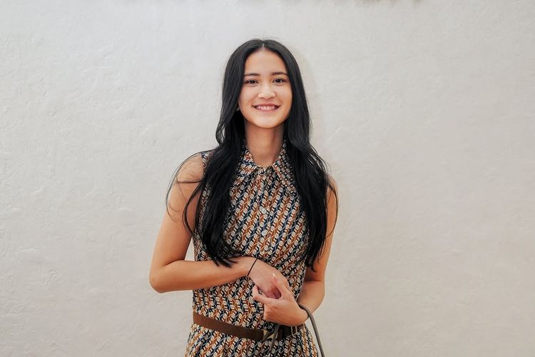 Putri Ferry Maryadi, Leya Princy tengah memerankan film Rangga dan Cinta yang sedang tayang di bioskop. Lihat gaya busananya yang simpel dan elegan.