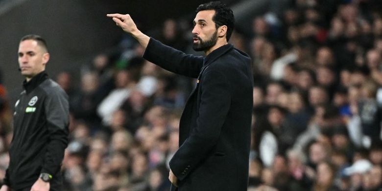 Pelatih Real Madrid asal Spanyol, Alvaro Arbeloa (kanan) dan pelatih Levante asal Portugal, Luis Castro (kiri) terlihat saat pertandingan sepak bola Liga Spanyol antara Real Madrid CF dan Levante UD di Stadion Santiago Bernabeu di Madrid pada 17 Januari 2026.