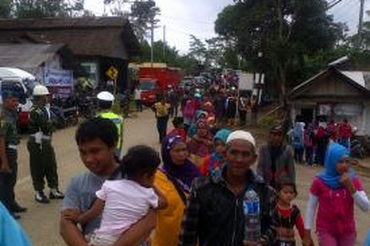 Para pengungsi berjalan meninggalkan lokasi longsor di Banjarnegara. 