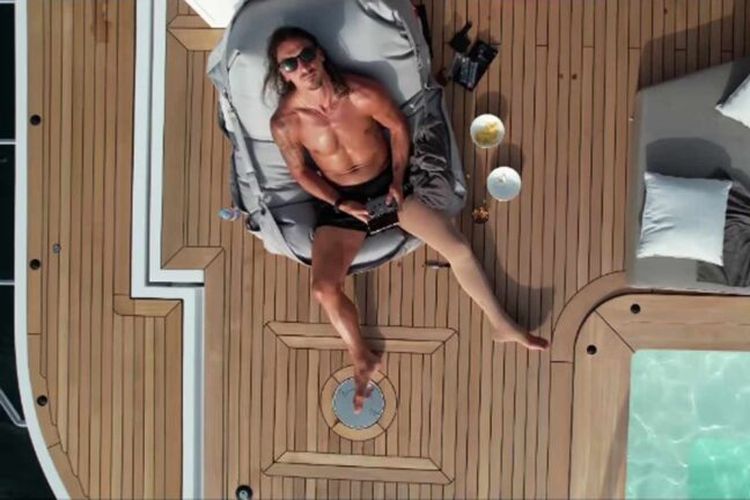 Zlatan Ibrahimovic bersantai di atas kapal pesiar sembari bermain drone