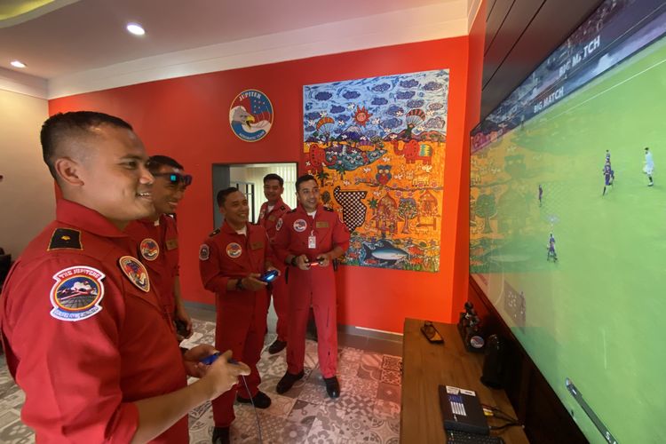 Skuad Jupiter Aerobatic Team tengah meluangkan waktu dengan bermain Playstation di Gedung The Jupiter Lounge di Lanud Adisutjipto, Yogyakarta, Kamis (25/8/2022).