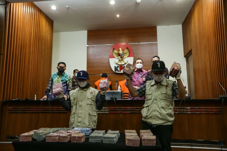 Petugas Komisi Pemberantasan Korupsi menunjukkan barang bukti uang saat jumpa pers terkait operasi tangkap tangan Wali Kota Bekasi, Rahmat Effendi di Gedung KPK, Jakarta, Kamis (6/1/2022). Rahmat Effendi terjaring operasi tangkap tangan KPK terkait dugaan korupsi pengadaan barang dan jasa, serta lelang jabatan di lingkungan Pemkot Bekasi.