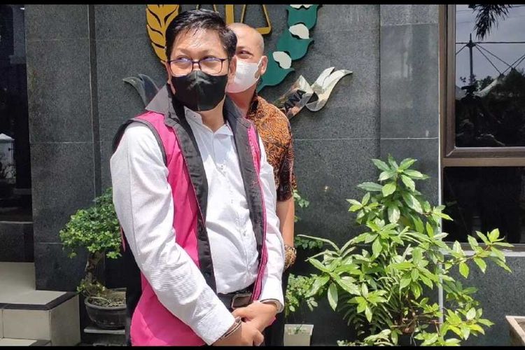Kejaksaan Negeri Kabupaten Grobogan, Jawa Tengah menahan seorang Notaris berinisal PC (52) karena terlibat kasus dugaan korupsi pengadaan lahan Perum Bulog, Kamis (20/10/2022).