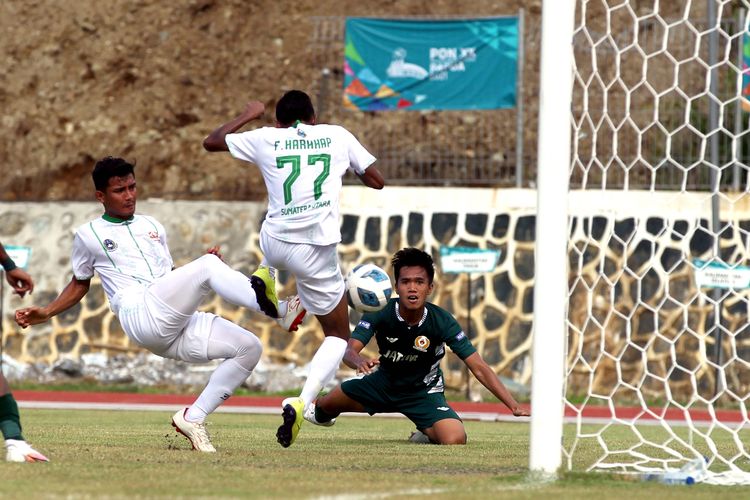 Pemain Jawa Timur (kanan) mencetak gol ke gawang Sumatera Utara (kiri) saat babak penyisihan grup B PON XX Papua 2021 yang berakhir dengan skor 2-0 di Stadion Mahacandra Kota Jayapura, Senin (4/10/2021) sore.