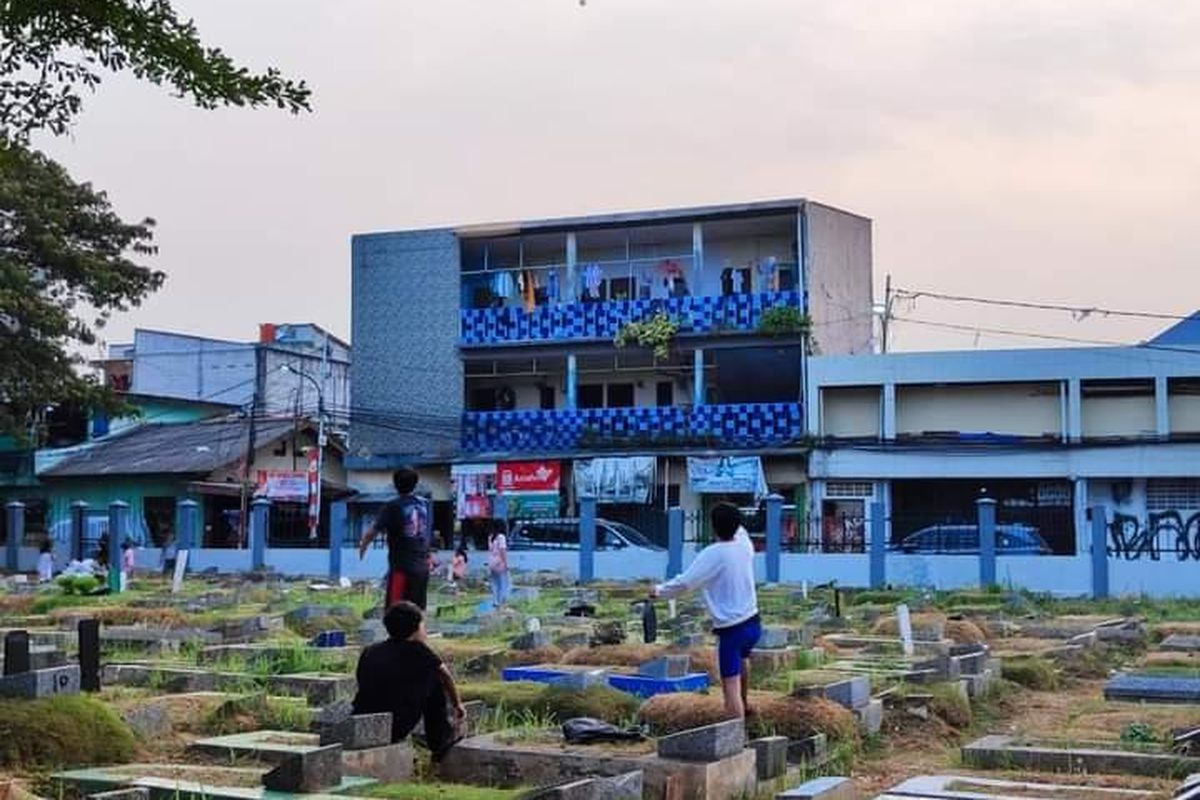 Bocah bermain layangan di TPU Grogol Kemanggisan, Minggu (3/9/2023) sore