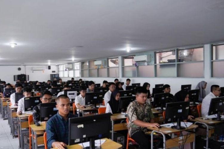 Peserta sedang mengikuti ujian Seleksi Mandiri Masuk Perguruan Tinggi Negeri Konsorsium Badan Kerja Sama Perguruan Tinggi Negeri wilayah Barat Indonesia (SMM PTN Barat) tahun akademik 2024. 