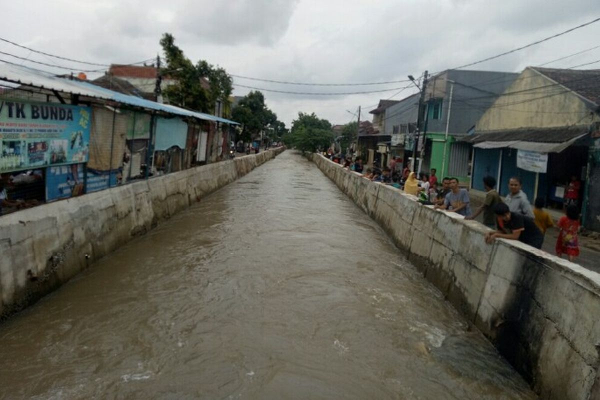 Dua anak bernama Desta dan Nazar hanyut terbawa arus saat berenang di kali Perumahan Maharta, Pondok Kacang Timur, Pondok Aren, Tangerang Selatan, Selasa (25/2/2020).