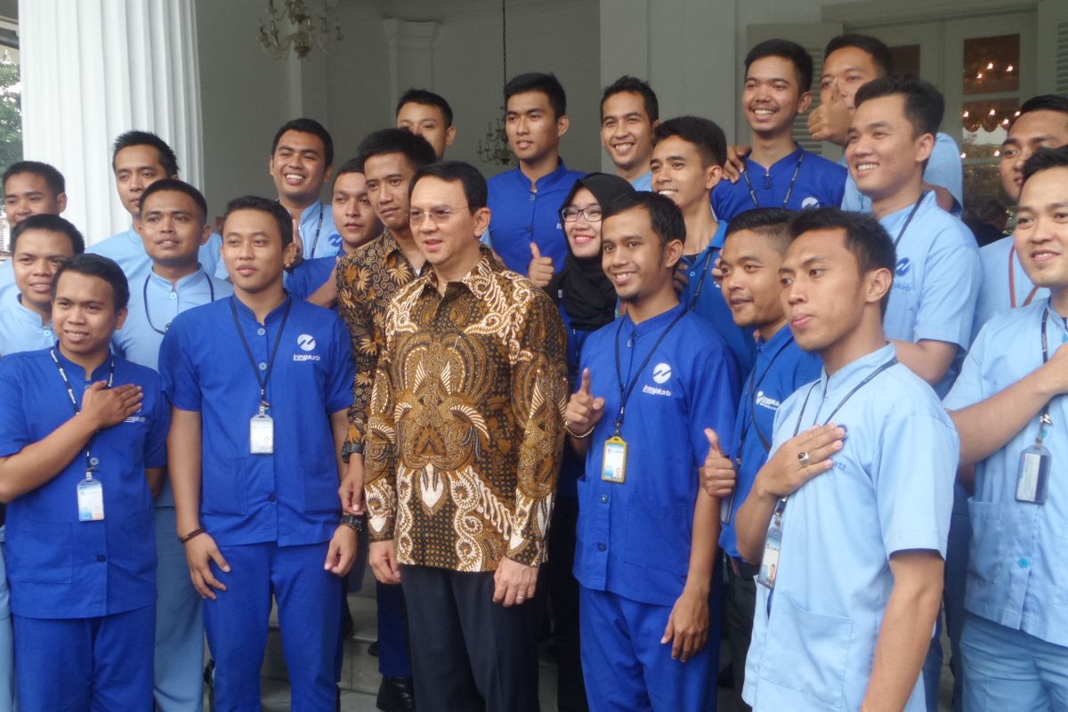 Sejumlah petugas Transjakarta Cares saat berfoto bersama Gubernur DKI Jakarta Basuki Tjahaja Purnama atau Ahok di Balai Kota, Kamis (3/3/2017)