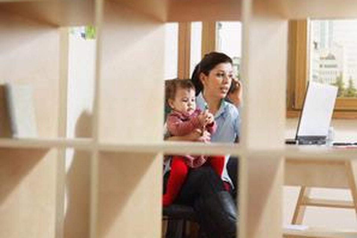 Meski sibuk bekerja, luangkan waktu untuk melakukan kegiatan menyenangkan bersama anak.