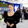 Berbalut Column Dress, Selena Gomez Tampil Memukau di SAG Awards