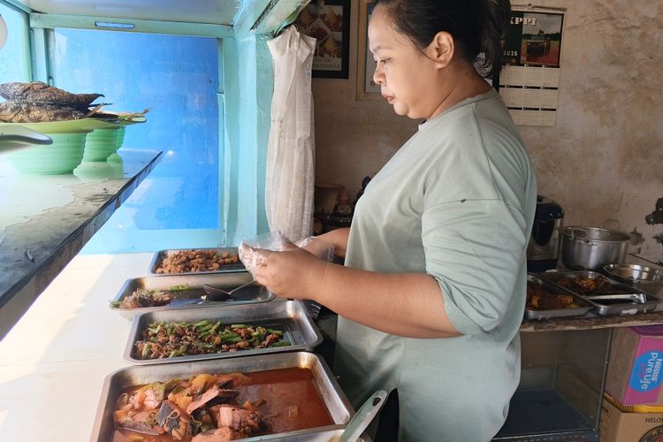 Harga Plastik Melambung di Bandung, Pedagang Kecil Bingung: Dinaikkan, Takut Pembeli Berkurang