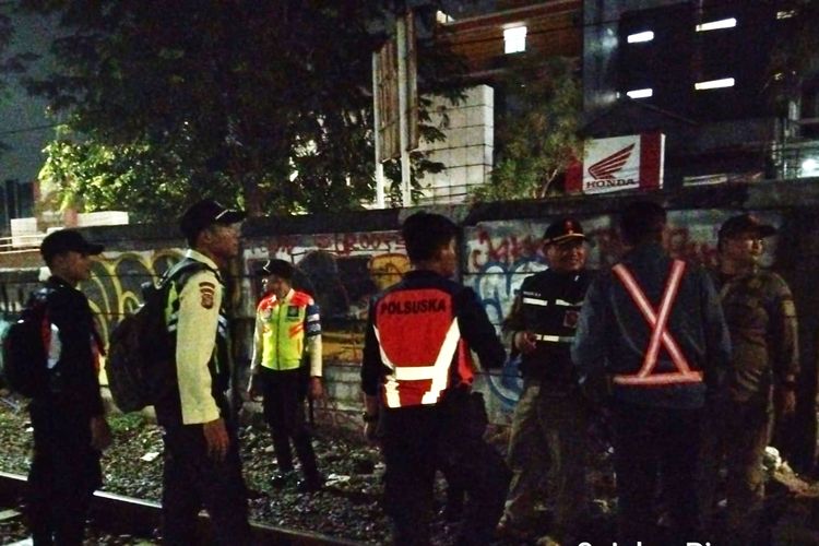 Viral Pasangan Mesum di Pinggir Rel Jatinegara Jaktim, Terlihat Langsung Penumpang Kereta