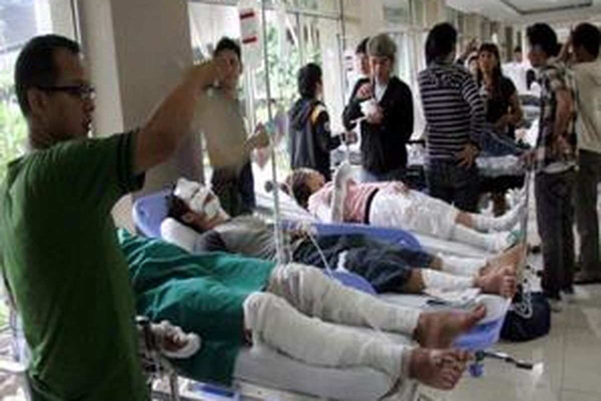 Belasan korban ledakan balon gas untuk syuting iklan salah satu provider telepon seluler meledak. Kini korban ditangani serius di Rumah Sakit Pusat Pertamina (RSPP), Jakarta. Minggu (4/10) Mereka menderita luka bakar di sekujur tubuh dengan besaran variatif. Sedangkan korban lainnya dibawa ke RSAL Mintohardjo 