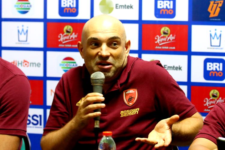 Pelatih PSM Makassar Bernardo Tavares saat preskon seusai pertandingan pekan ke-26 Liga 1 2022-2023 melawan Persebaya Surabaya yang berakhir dengan skor 0-1 di Stadion Gelora Joko Samudro Gresik, Jumat (24/2/2023) sore.