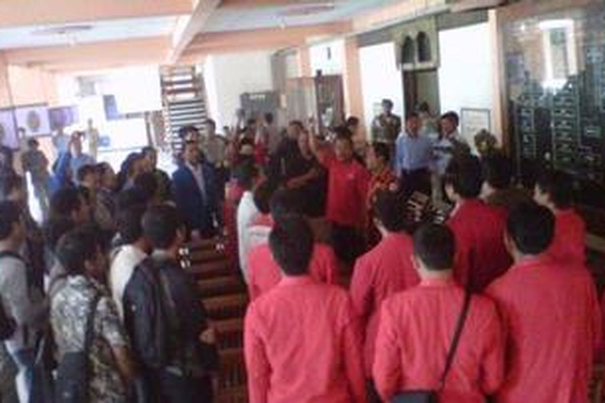 KNPI dan OKP di Kota Kediri, Jawa Timur mendatangi Balaikota Kediri, Senin (22/10/2012), sebagai bentuk protes terhadap pencabutan baliho Sumpah Pemuda yang dilakukan oleh petugas Satpol.PP.