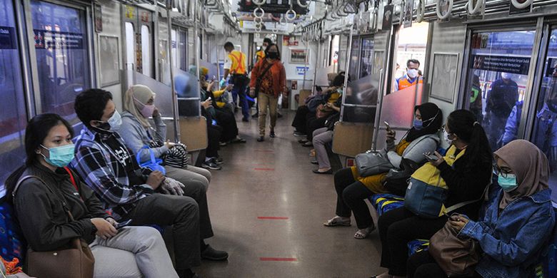 Sejumlah penumpang menaiki Kereta Rel Listrik (KRL) Commuter Line menuju Jakarta di Stasiun Bekasi, Jawa Barat, Rabu (15/4/2020). Pada hari pertama Pembatasan Sosial Berskala Besar (PSBB) penumpang kereta api menuju Jakarta diatur untuk menjaga jarak fisik dan jumlah penumpang dibatasi.