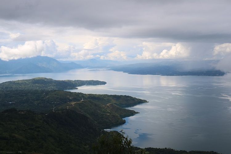Danau Toba yang dilihat dari Huta Ginjang. Salah satu tempat wisata di Tapanuli Utara