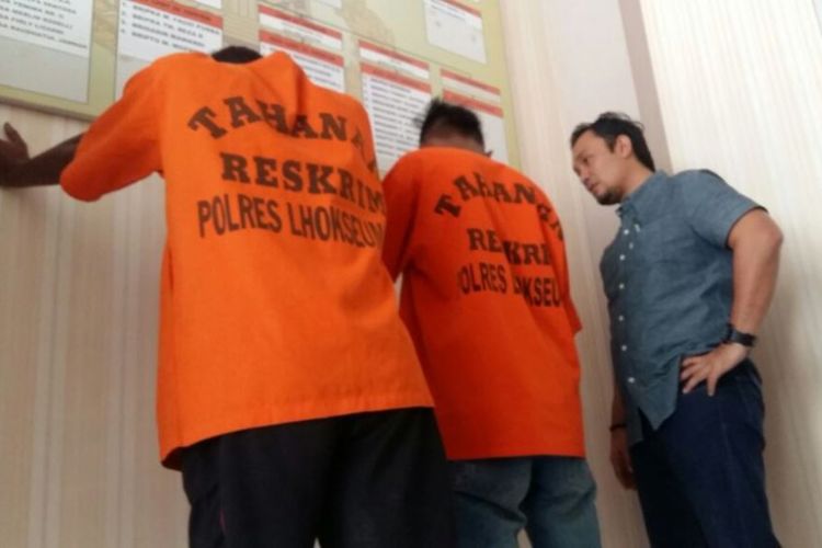 Kasat Reskrim Polres Lhokseumawe AKP Budi Nasuha Waruwu mengintrogasi dua tersangka pemerkosaan di Polres Lhokseumawe, Kamis (7/9/3027)