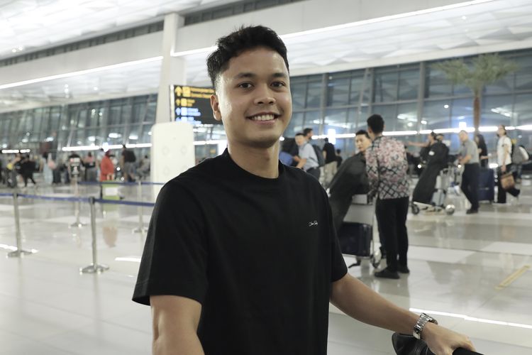 Anthony Sinisuka Ginting di Bandara Internasional Soekarno Hatta, Tangerang, menjelang keberangkatan ke Odense, Denmark, pada Sabtu (14/10/2023). Ginting menjadi salah satu wakil Indonesia yang akan bertanding pada Denmark Open 2023, 17-22 Oktober 2023. 