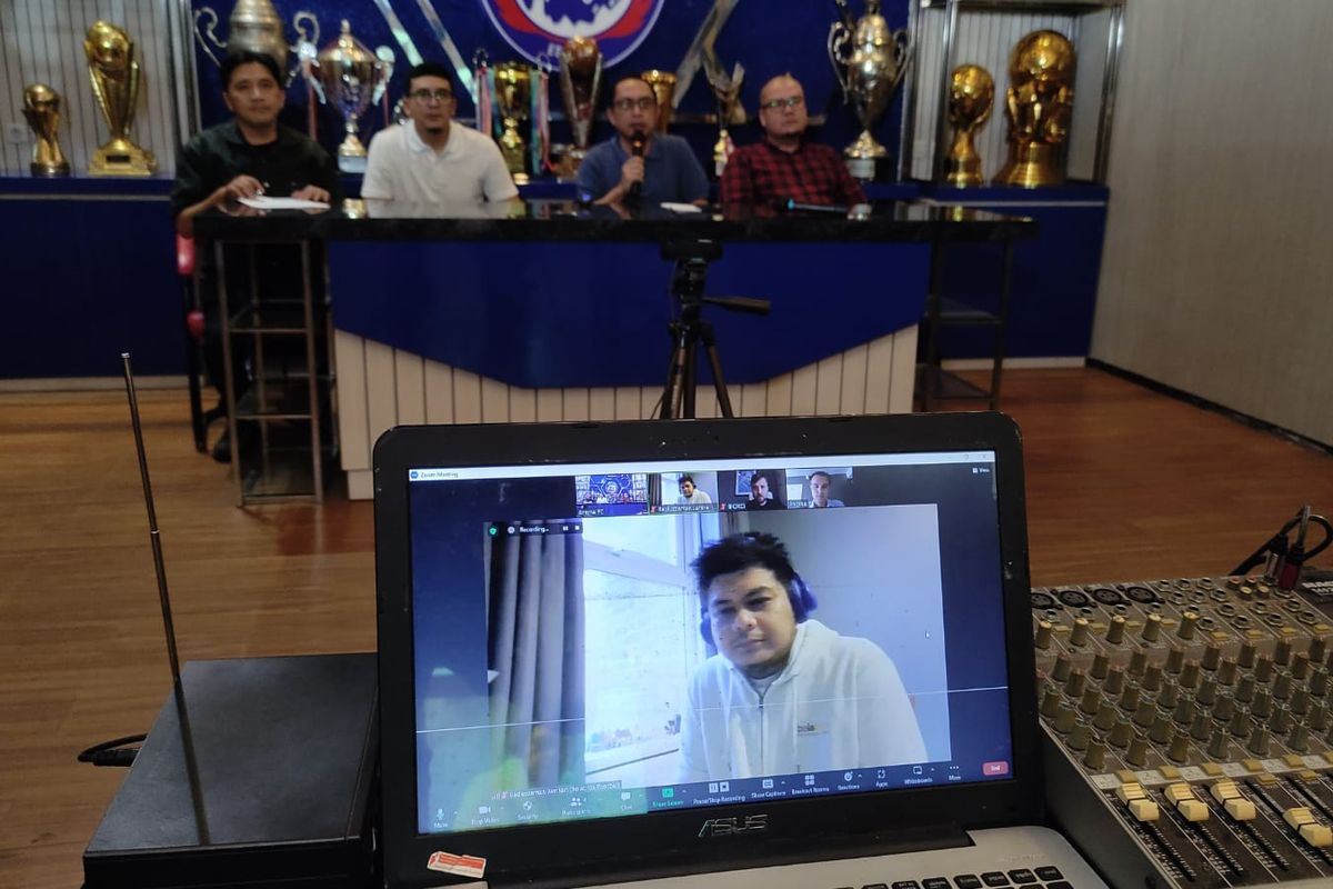 Manajemen Arema FC melakukan pertemuan secara daring dengan konsultan tiga negara membahas mengenai pemulihan tim secara manajerial dan aspek profesional lainnya pasca Tragedi Kanjuruhan, Senin sore (7/11/2022) sore.
