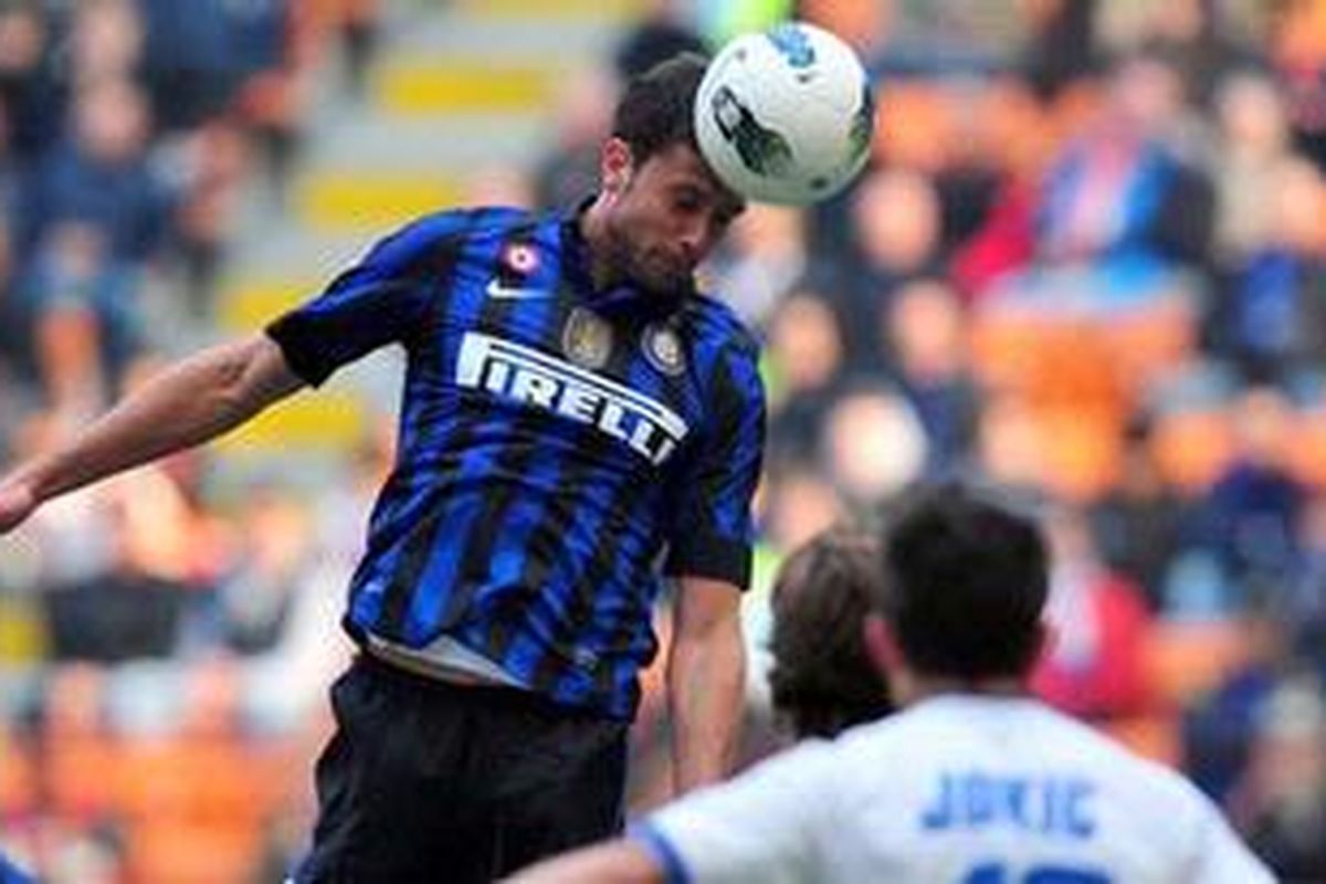 Gelandang Inter Milan, Thiago Motta, menyundul bola, yang berujung gol, ke gawang Chievo, pada laga Serie-A, di San Siro, Minggu (23/10/2011).