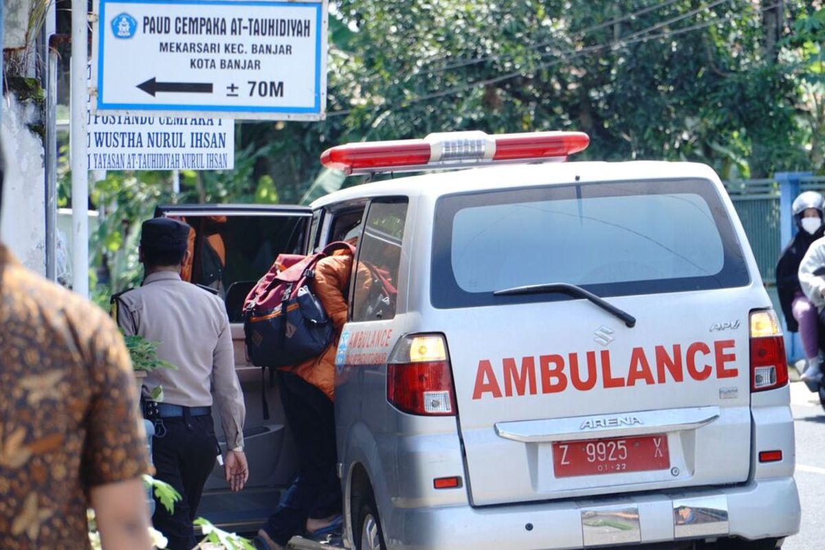 Pasien terkonfirmasi positif Covid-19 akhirnya bersedia dibawa dengan ambulans untuk menjalani isolasi terpusat di rumah sakit.