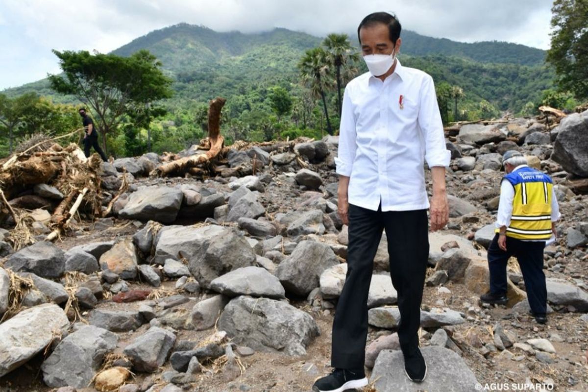 Presiden Joko Widodo meninjau lokasi bencana yang terletak Desa Amakaka, Kecamatan Ile Ape, Kabupaten Lembata, Provinsi NTT, Jumat (9/4/2021). 