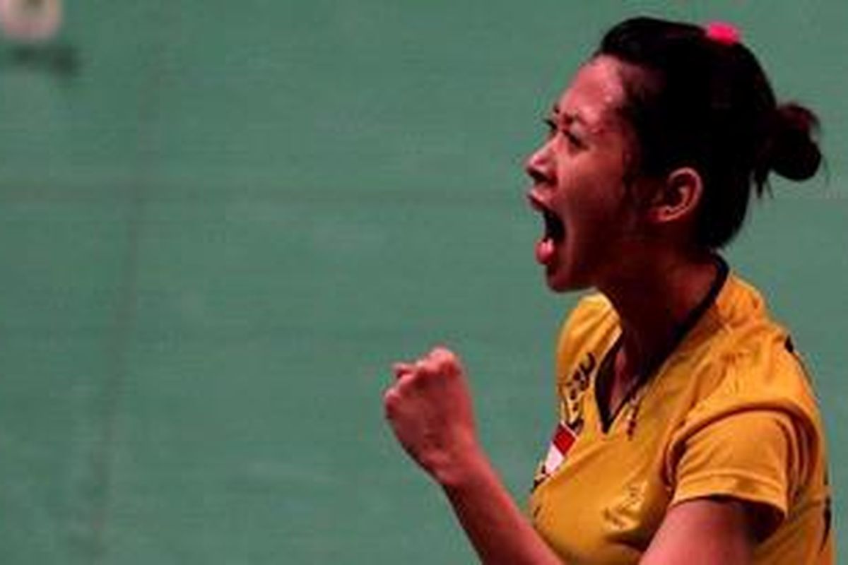 Pebulu tangkis Indonesia, Maria Febe Kusumastuti berselebrasi saat bertanding melawan pebulu tangkis Spanyol, Beatriz Corrales pada babak kualifikasi Djarum Indonesia Open 2013 di Istora Senayan Jakarta, Senin (10/6/2013). Maria unggul dengan skor 21-17, 21-17. KOMPAS IMAGES/KRISTIANTO PURNOMO