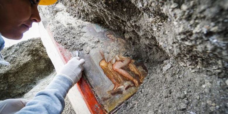 Sejumlah arkeolog menemukan lukisan erotis peninggalan Romawi di reruntuhan kota kuno Pompeii, Italia. Lukisan tersebut menggambarkan kisah yang sudah tersohor bagi masyarakat Romawi dan Yunani yaitu tentang kisah erotis Ratu Sparta, Leda dan Angsa.